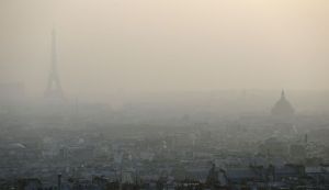 photo-prise-le-11-mars-2014-a-paris-montrant-le-brouillard-de-pollution-qui-enveloppait-paris-pendant-plusieurs-jours-a-l-occasion-d-un-episode-de-pollution-aux-particules-fines-declenchant-un-plan-de-circulation-alternee